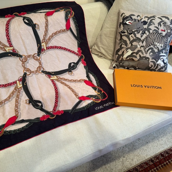 Louis Vuitton large scarf/shawl - Picture 1 of 6